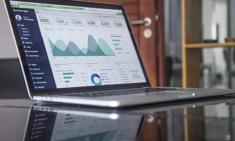 Dashboard de datos y activos digitales en laptop