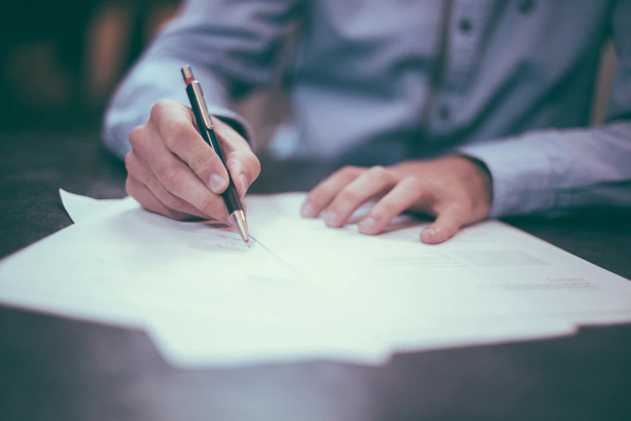 Consultor de Structa Defense revisando documentación de cumplimiento ISO 27001 con cliente empresarial