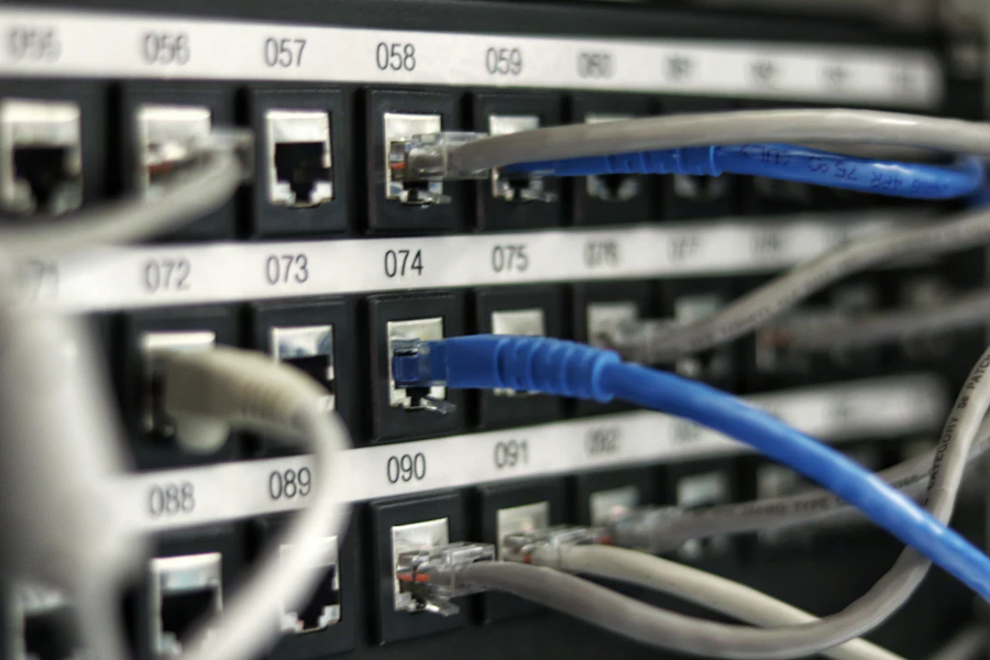 Centro de datos con servidores siendo auditados por equipo de ciberseguridad de Structa Defense