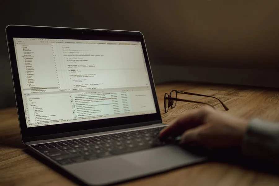 Especialista configurando controles de seguridad en consola durante la fase de implementación