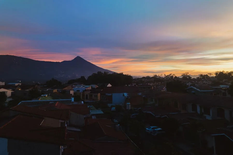Skyline de San Salvador, centro tecnológico y financiero de las empresas salvadoreñas protegidas por Structa Defense