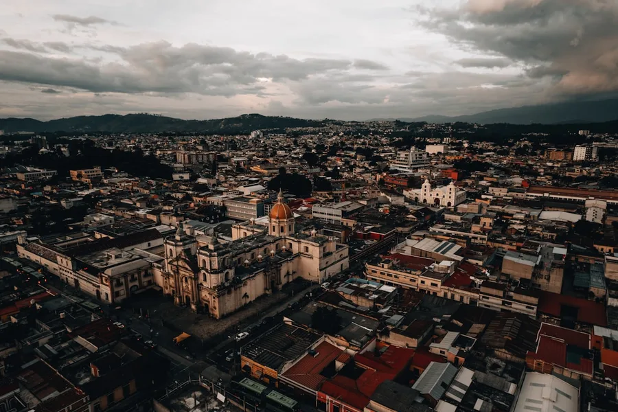 Skyline de Ciudad de Guatemala, sede de las empresas guatemaltecas protegidas por Structa Defense