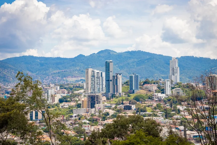 Equipo empresarial hondureño protegido por Structa Defense