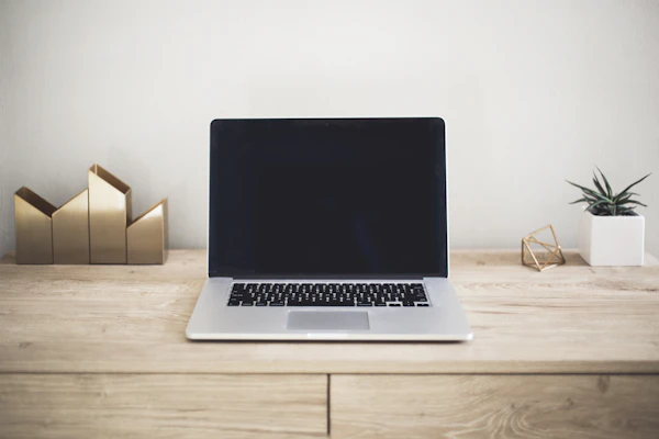 Hacker accediendo a sistemas de una pequeña empresa